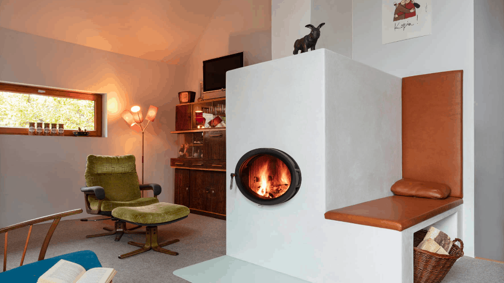 Fugenlose Oberfläche für die Ofenbank | Malerbetrieb Ingo Häusler Heilbronn